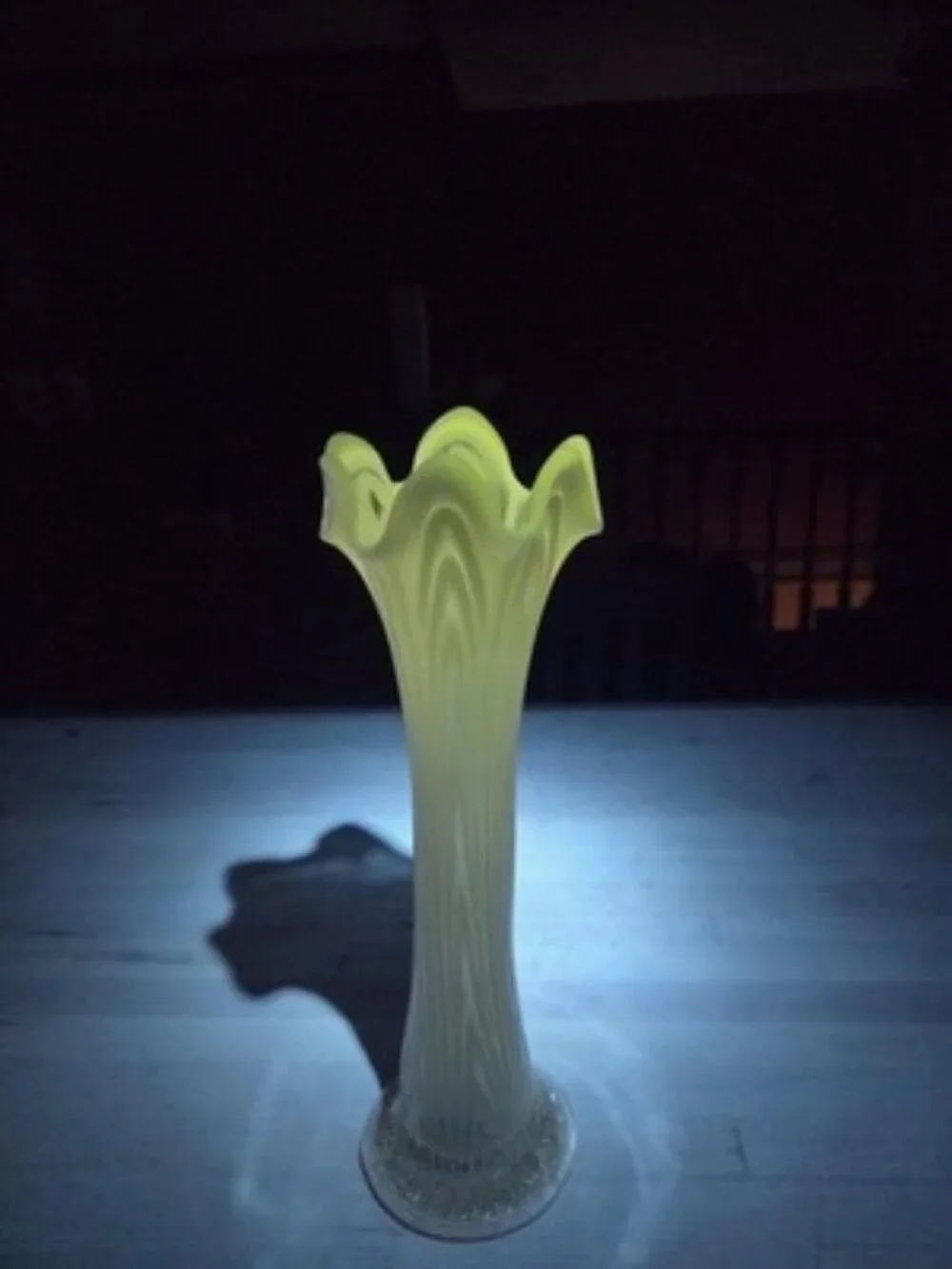 ANTIQUE 1907 FENTON WHITE OPALESCENT SWUNG TREE TRUNK VASE PLUNGER BOTTOM 11.5